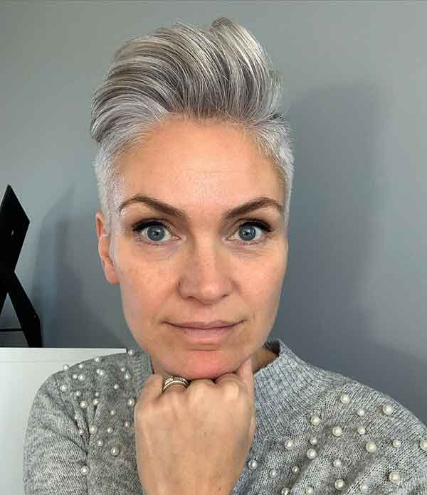 Short Haircuts For Women Over 40 2023