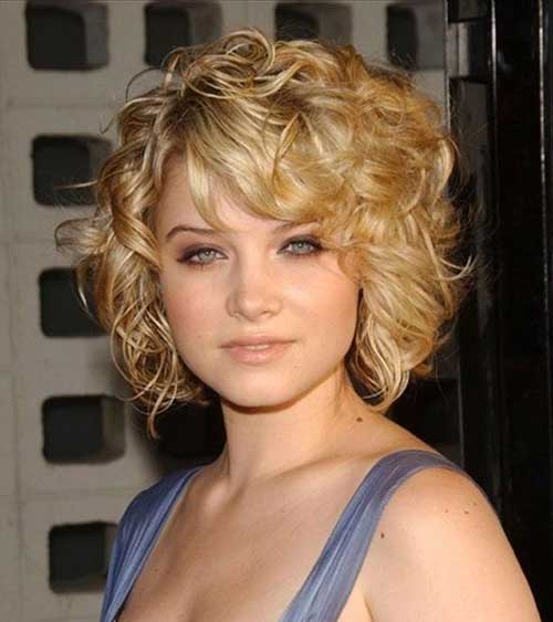Short Haircuts for Women Over 40-16